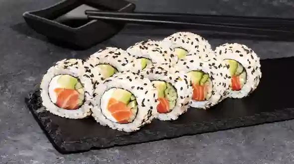 Блюдо Филадельфия с копченым лососем в кунжуте меню SUSHI MASTER UA Филадельфия с копченым лососем в кунжуте меню SUSHI MASTER UA