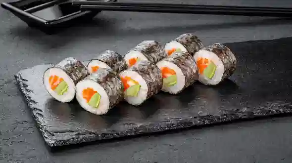 Блюдо Маки с лососем и авокадо меню SUSHI MASTER UA Маки с лососем и авокадо меню SUSHI MASTER UA