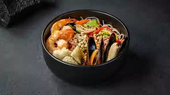 Страва Салат з холодною рисовою локшиною та морепродуктами меню SUSHI MASTER UA Салат з холодною рисовою локшиною та морепродуктами меню SUSHI MASTER UA