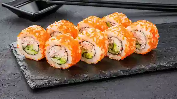 Блюдо Калифорния с крабовым миксом в икре меню SUSHI MASTER UA Калифорния с крабовым миксом в икре меню SUSHI MASTER UA