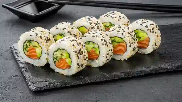 Страва Каліфорнія з копченим лососем в кунжуті меню SUSHI MASTER UA Каліфорнія з копченим лососем в кунжуті меню SUSHI MASTER UA