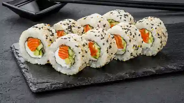Блюдо Филадельфия с копченым лососем в кунжуте меню SUSHI MASTER UA Филадельфия с копченым лососем в кунжуте меню SUSHI MASTER UA